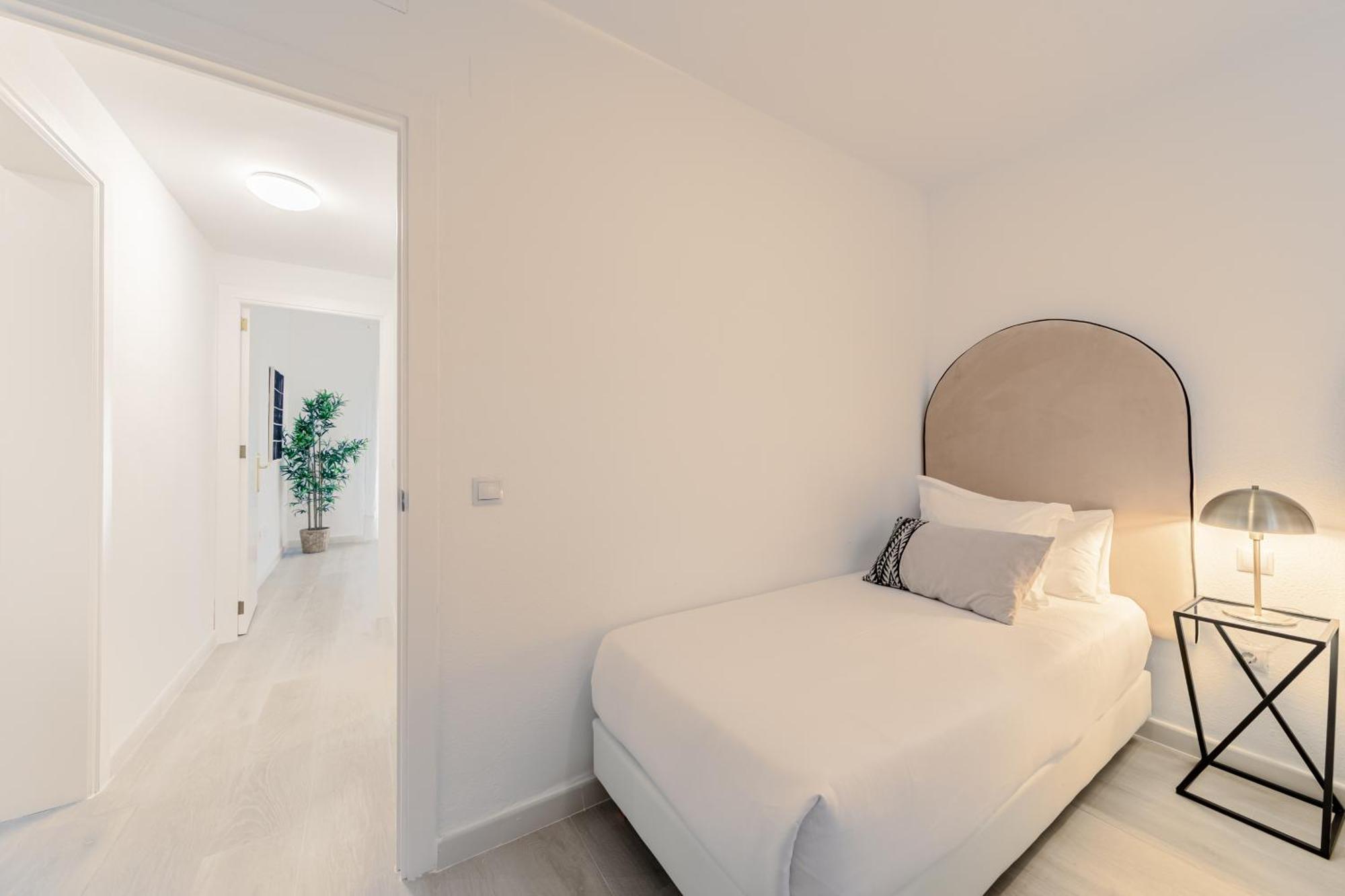 Isg Apartments Becquer Free Parking Inside The Building Севиля Екстериор снимка