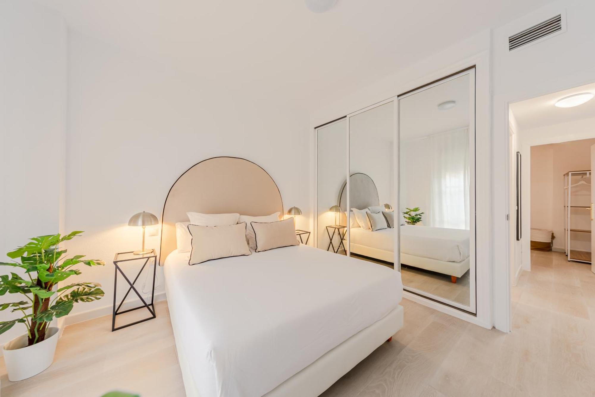 Isg Apartments Becquer Free Parking Inside The Building Севиля Екстериор снимка
