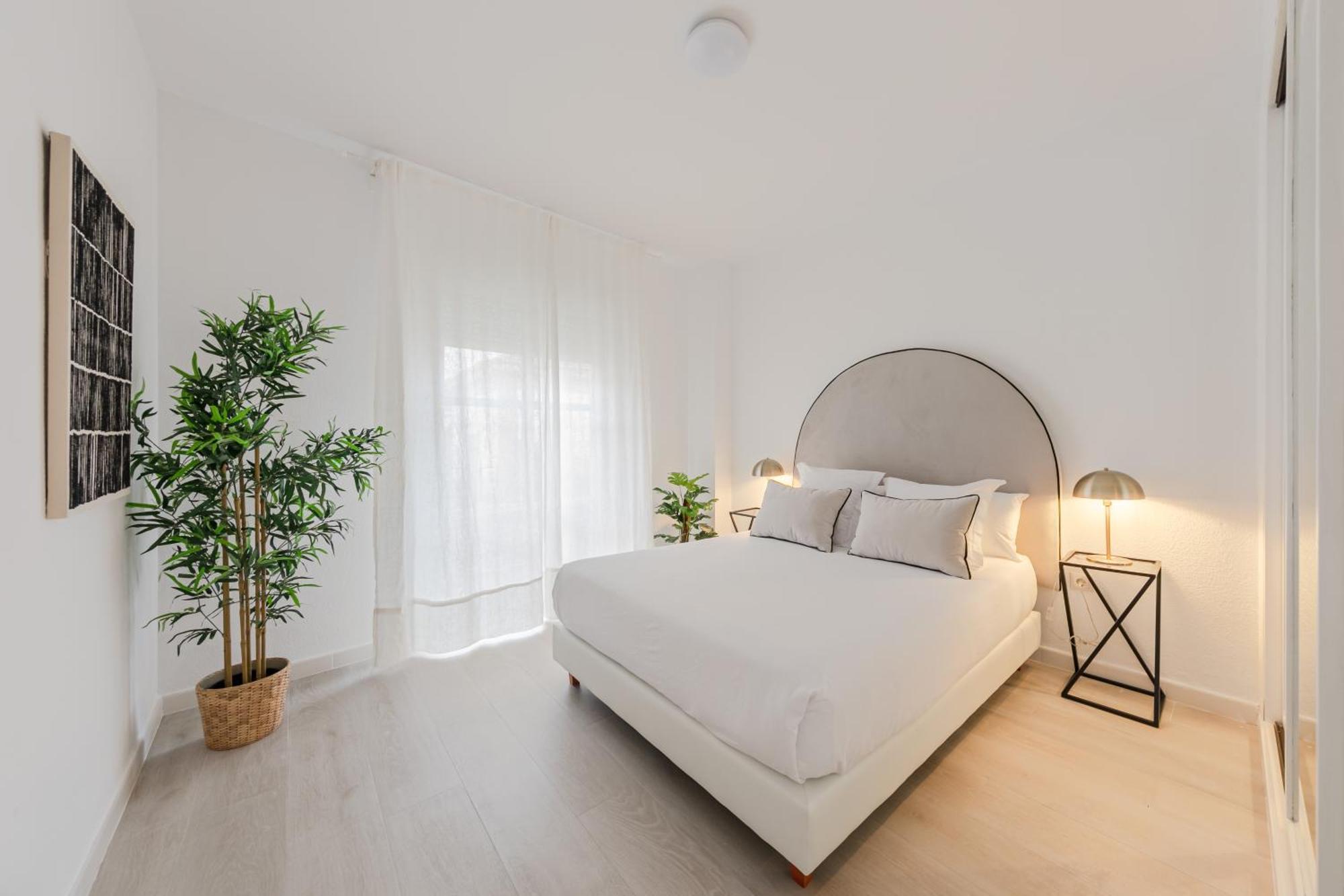 Isg Apartments Becquer Free Parking Inside The Building Севиля Екстериор снимка